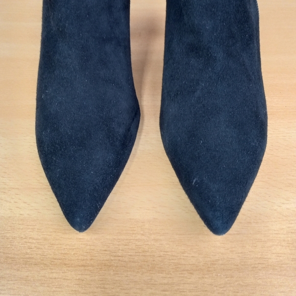 NWT Pelle Moda 'Candis' Pointy Toe Kitten Heel Ankle Booties in Black Suede - Picture 5 of 7